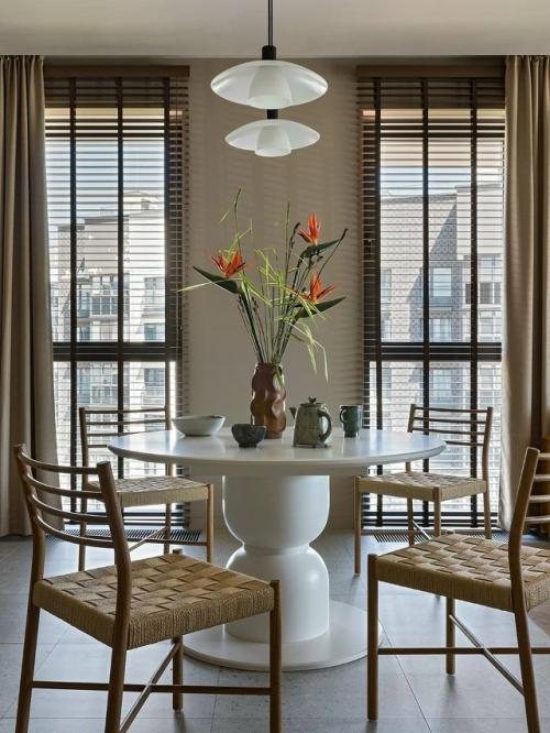 Дизайн интерьера выполнен в современном стиле, который сочетает в себе простоту, элегантность и функциональность. 02