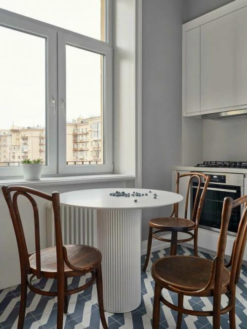 В этой квартире дизайнеру удалось сохранить исторический дух сталинской архитектуры, добавив в него уют и свет. 06