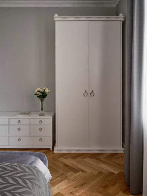 В этой квартире дизайнеру удалось сохранить исторический дух сталинской архитектуры, добавив в него уют и свет. 09