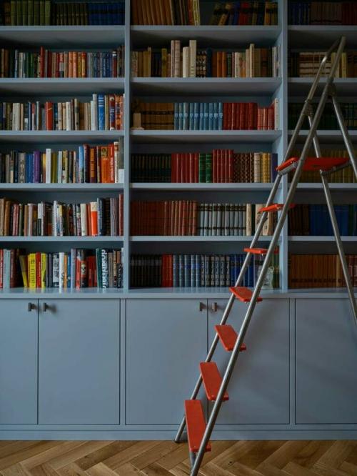 В этой квартире дизайнеру удалось сохранить исторический дух сталинской архитектуры, добавив в него уют и свет. 02