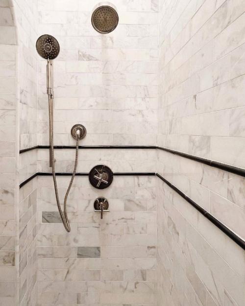 Интересный интерьер, такие элегантные предметы декора, удачно дополняющие друг друга - всё хочется рассмотреть. 09