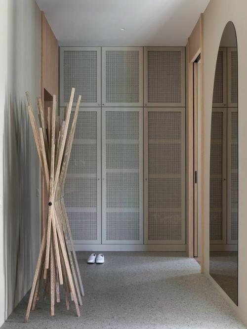 Дизайн интерьера выполнен в современном стиле, который сочетает в себе простоту, элегантность и функциональность. 08