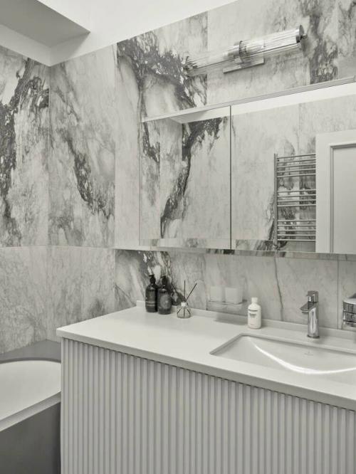 В этой квартире дизайнеру удалось сохранить исторический дух сталинской архитектуры, добавив в него уют и свет. 04