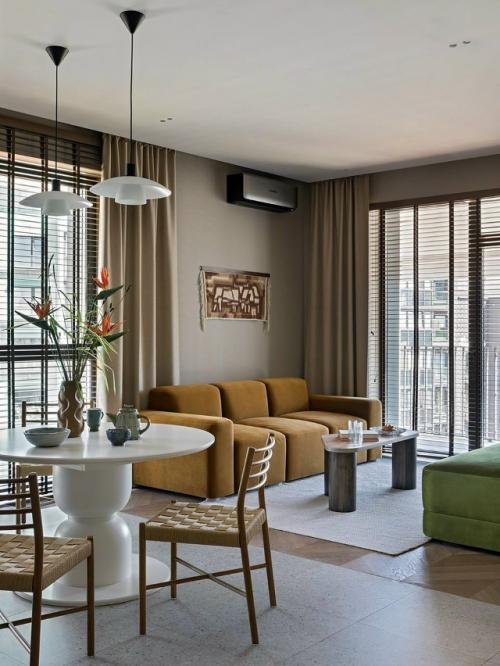 Дизайн интерьера выполнен в современном стиле, который сочетает в себе простоту, элегантность и функциональность. 01