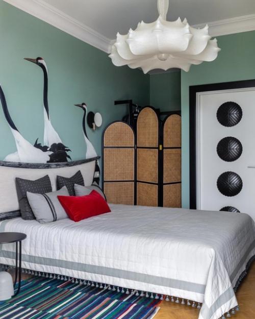 Эклектичная обстановка, в которой много дизайнерской мебели и декора.