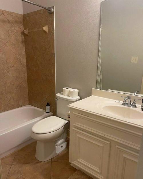 Интересный интерьер, такие элегантные предметы декора, удачно дополняющие друг друга - всё хочется рассмотреть.