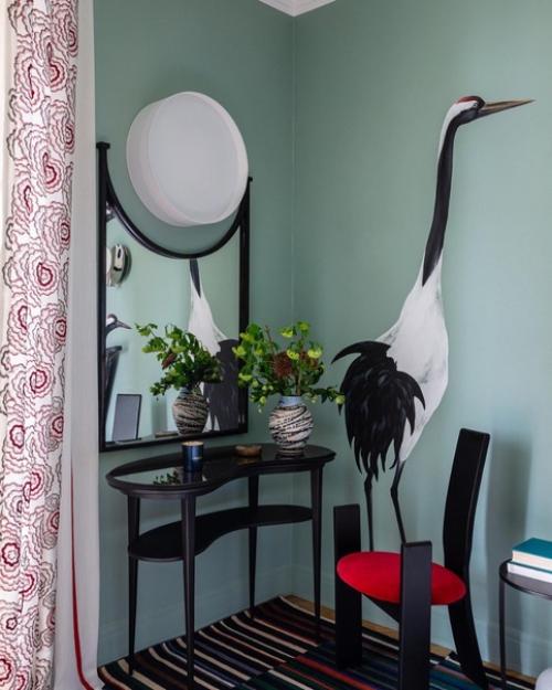 Эклектичная обстановка, в которой много дизайнерской мебели и декора. 01