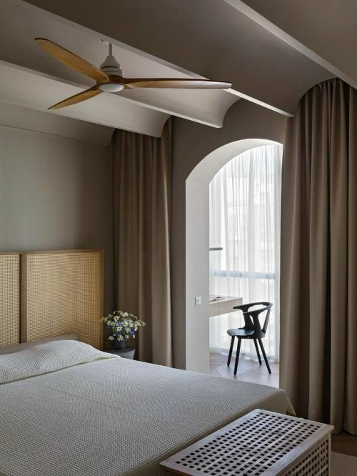 Дизайн интерьера выполнен в современном стиле, который сочетает в себе простоту, элегантность и функциональность. 04