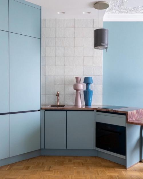 Эклектичная обстановка, в которой много дизайнерской мебели и декора. 02