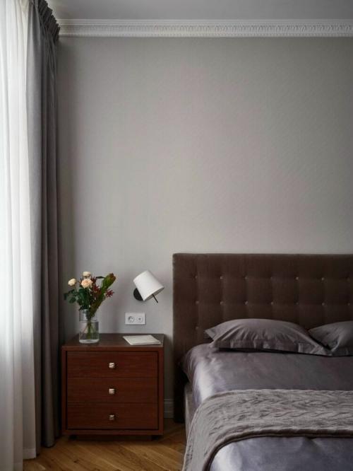 В этой квартире дизайнеру удалось сохранить исторический дух сталинской архитектуры, добавив в него уют и свет. 08