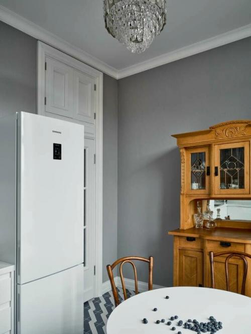 В этой квартире дизайнеру удалось сохранить исторический дух сталинской архитектуры, добавив в него уют и свет. 07