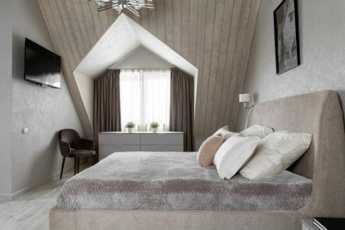 Современный интерьер дома выполнен в светлой, спокойной палитре, где гармонично сочетаются комфорт, функциональность и природные акценты. 02