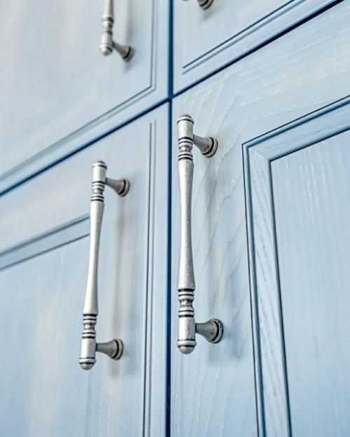 Интересное сочетание фасадов с текстурой дерева из массива ясеня в окраске Джинс и гладкой фактуры фрезерованного фасада из мдф. 05