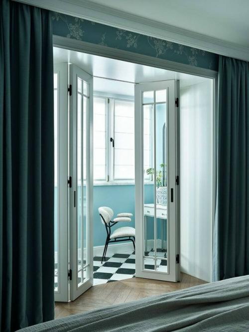 Эта квартира словно хранит дыхание старой Москвы - спокойной, интеллигентной, наполненной историей и тонким чувством стиля. 04