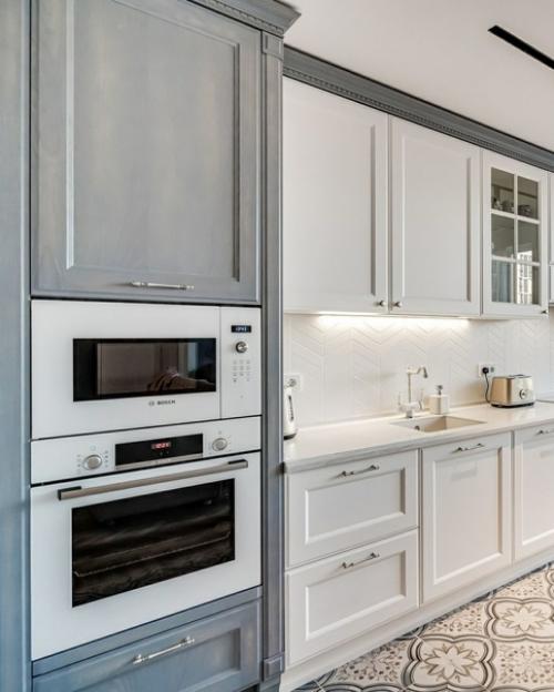 Интересное сочетание фасадов с текстурой дерева из массива ясеня в окраске Джинс и гладкой фактуры фрезерованного фасада из мдф. 03