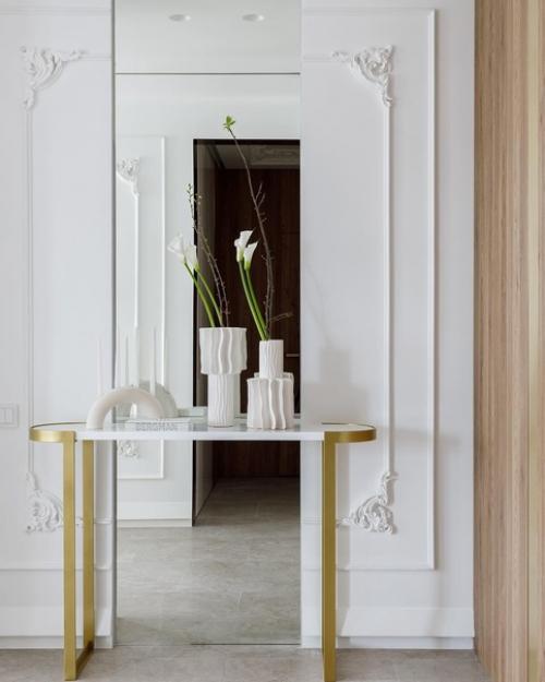 Светлый и воздушный интерьер, украшенный гипсовой лепниной и натуральным камнем. 06