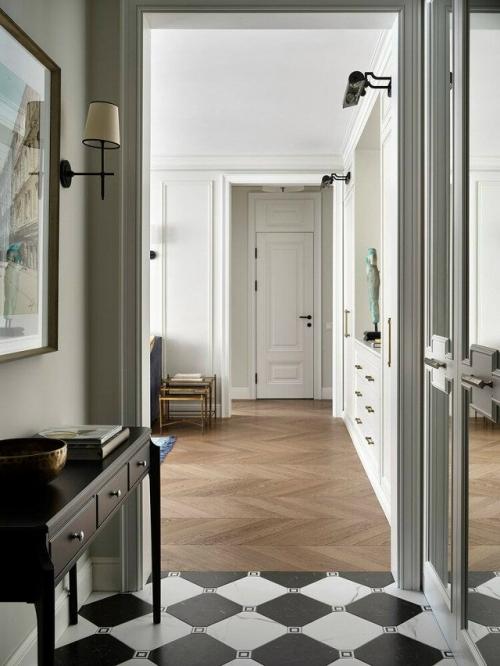 Эта квартира словно хранит дыхание старой Москвы - спокойной, интеллигентной, наполненной историей и тонким чувством стиля. 01