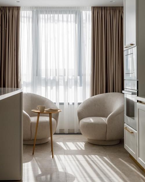 Светлый и воздушный интерьер, украшенный гипсовой лепниной и натуральным камнем. 07