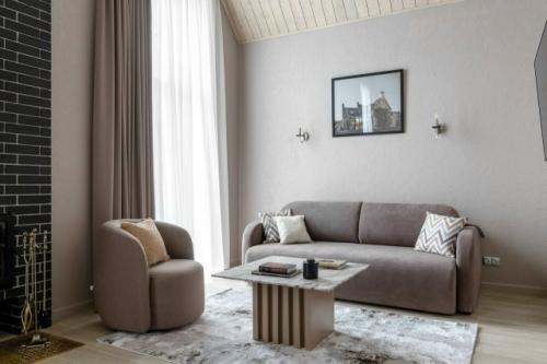 Современный интерьер дома выполнен в светлой, спокойной палитре, где гармонично сочетаются комфорт, функциональность и природные акценты. 01