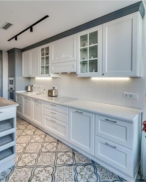 Интересное сочетание фасадов с текстурой дерева из массива ясеня в окраске Джинс и гладкой фактуры фрезерованного фасада из мдф. 02