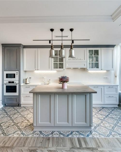 Интересное сочетание фасадов с текстурой дерева из массива ясеня в окраске Джинс и гладкой фактуры фрезерованного фасада из мдф. 01