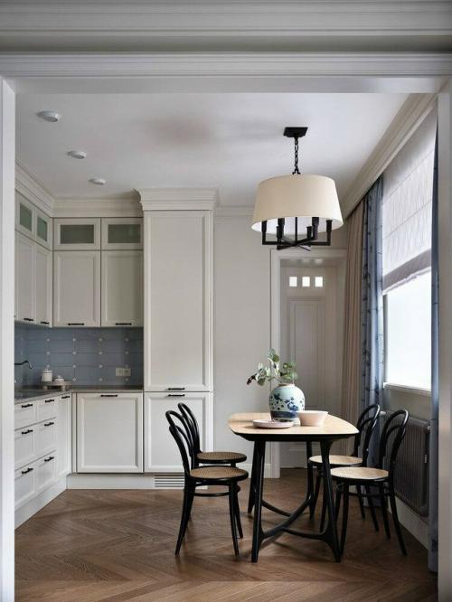 Эта квартира словно хранит дыхание старой Москвы - спокойной, интеллигентной, наполненной историей и тонким чувством стиля.  