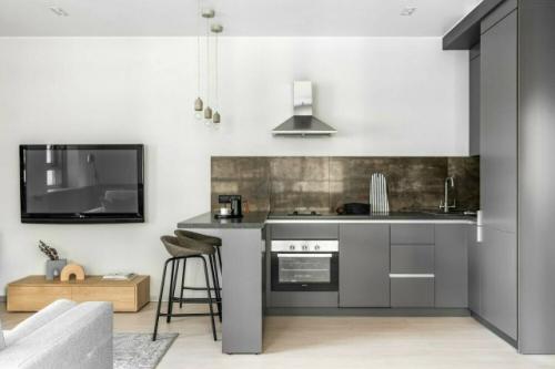 Грамотное зонирование и стильные решения легли в основу интерьера двухкомнатной квартиры, где каждый метр использован максимально эффективно.  