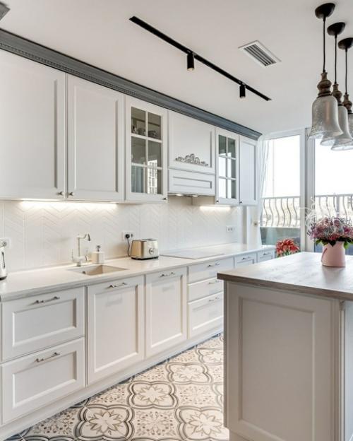 Интересное сочетание фасадов с текстурой дерева из массива ясеня в окраске Джинс и гладкой фактуры фрезерованного фасада из мдф.