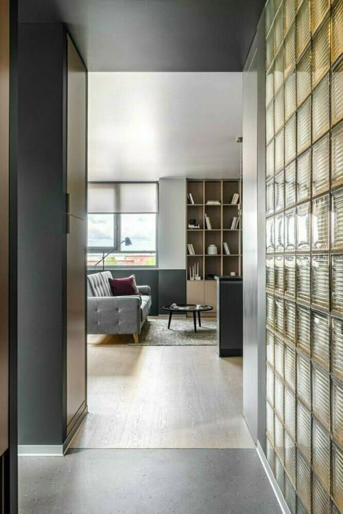 Грамотное зонирование и стильные решения легли в основу интерьера двухкомнатной квартиры, где каждый метр использован максимально эффективно. 02