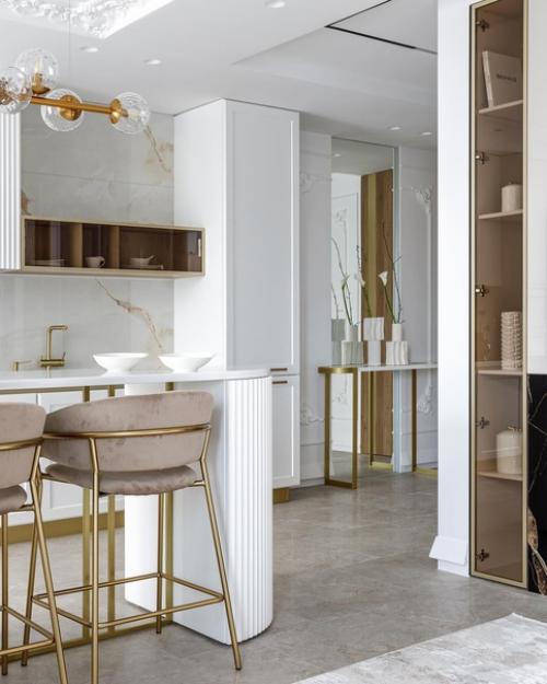 Светлый и воздушный интерьер, украшенный гипсовой лепниной и натуральным камнем. 01