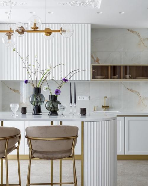 Светлый и воздушный интерьер, украшенный гипсовой лепниной и натуральным камнем. 08