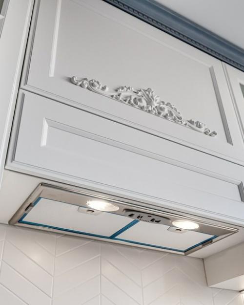 Интересное сочетание фасадов с текстурой дерева из массива ясеня в окраске Джинс и гладкой фактуры фрезерованного фасада из мдф. 04