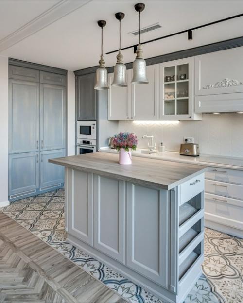 Интересное сочетание фасадов с текстурой дерева из массива ясеня в окраске Джинс и гладкой фактуры фрезерованного фасада из мдф. 07