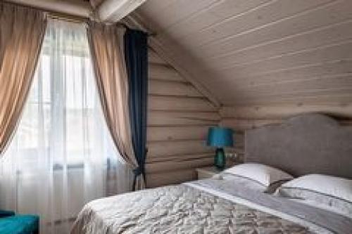 Гостевая спальня в загородном доме.