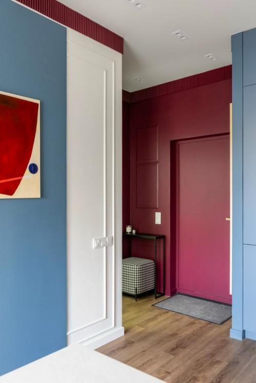 Эта небольшая квартира стала ярким примером того, как смелая работа с цветом может преобразить даже скромное пространство. 08