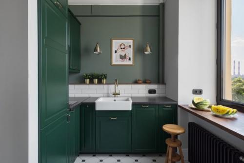 Стильная студия с зеленой кухней и спальней за перегородкой. 03