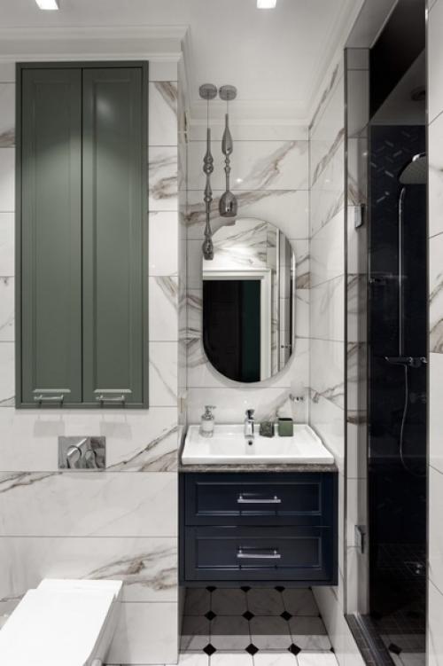 Просторная студия с бирюзовыми стенами и скрытым хранением. 06