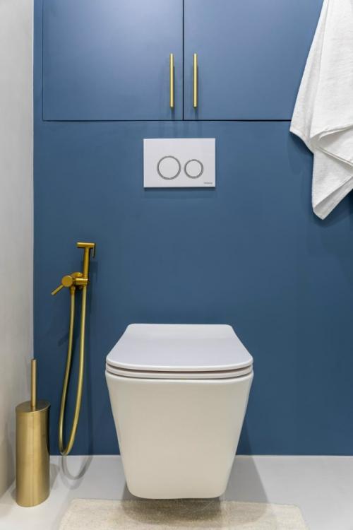 Эта небольшая квартира стала ярким примером того, как смелая работа с цветом может преобразить даже скромное пространство. 05