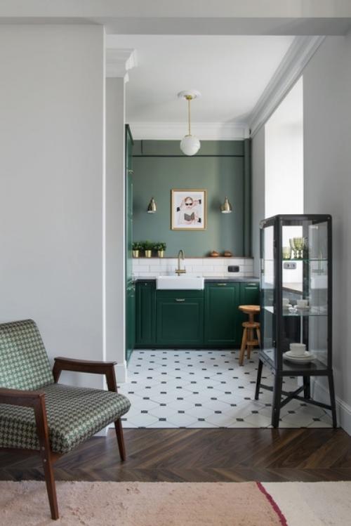 Стильная студия с зеленой кухней и спальней за перегородкой. 02