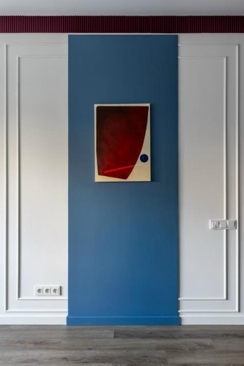 Эта небольшая квартира стала ярким примером того, как смелая работа с цветом может преобразить даже скромное пространство. 01