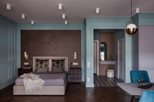 Просторная студия с бирюзовыми стенами и скрытым хранением. 05