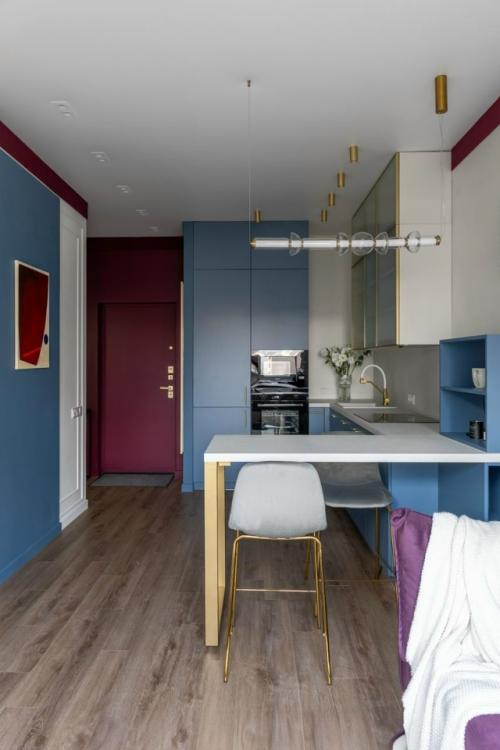 Эта небольшая квартира стала ярким примером того, как смелая работа с цветом может преобразить даже скромное пространство. 03