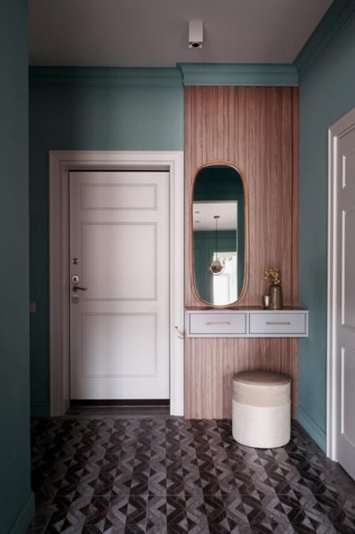 Просторная студия с бирюзовыми стенами и скрытым хранением. 08