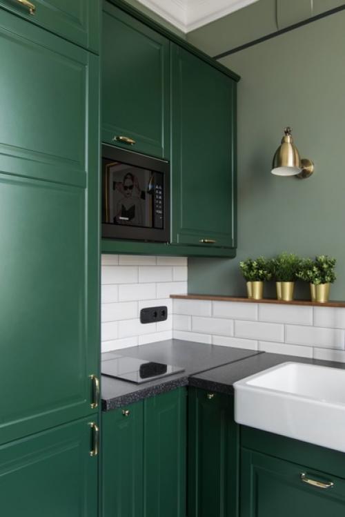 Стильная студия с зеленой кухней и спальней за перегородкой. 04