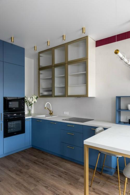 Эта небольшая квартира стала ярким примером того, как смелая работа с цветом может преобразить даже скромное пространство. 09