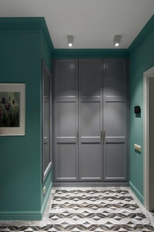 Просторная студия с бирюзовыми стенами и скрытым хранением. 07