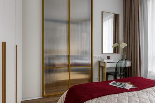 Эта небольшая квартира стала ярким примером того, как смелая работа с цветом может преобразить даже скромное пространство. 06