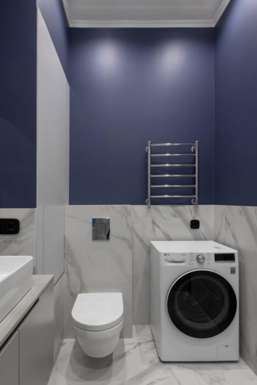 Стильная студия с зеленой кухней и спальней за перегородкой. 08