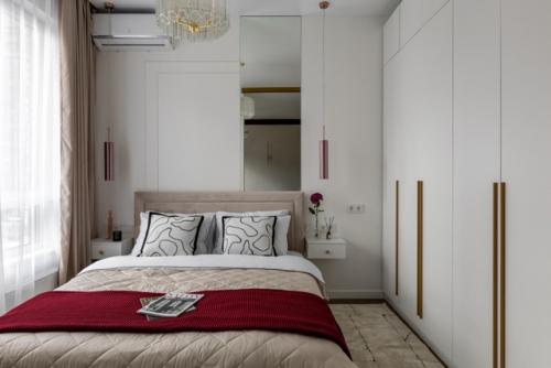 Эта небольшая квартира стала ярким примером того, как смелая работа с цветом может преобразить даже скромное пространство. 07