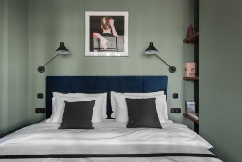 Стильная студия с зеленой кухней и спальней за перегородкой. 06